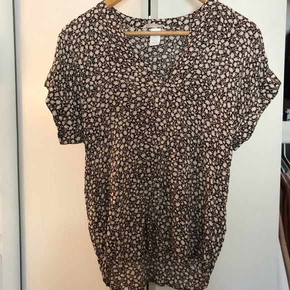 H&M Vneck Top Size 2 - Picture 2 of 3